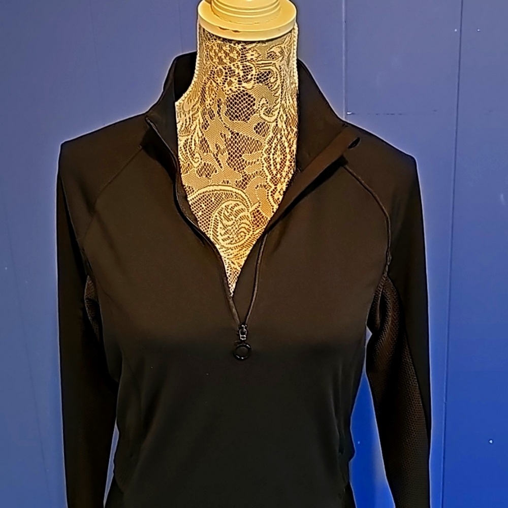 NWOT Fabletics long sleeves Activewear  have zip top,black color size M.